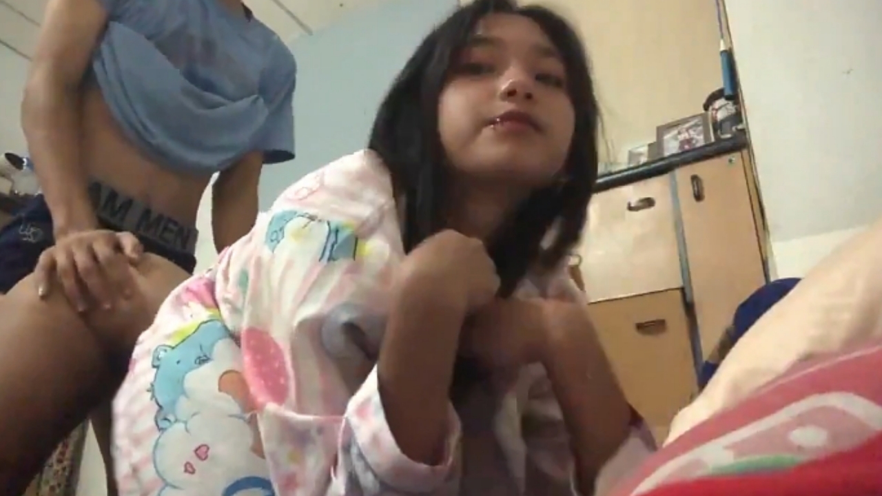 Bokep SMP paksa adik cantik ngewe sebelum tidur