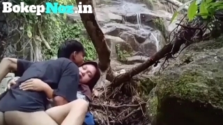Bokep SMP mesum ngentot di wisata air terjun