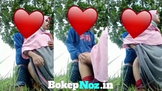 Bokep SMP Bocil jilbab mesum di semak belukar
